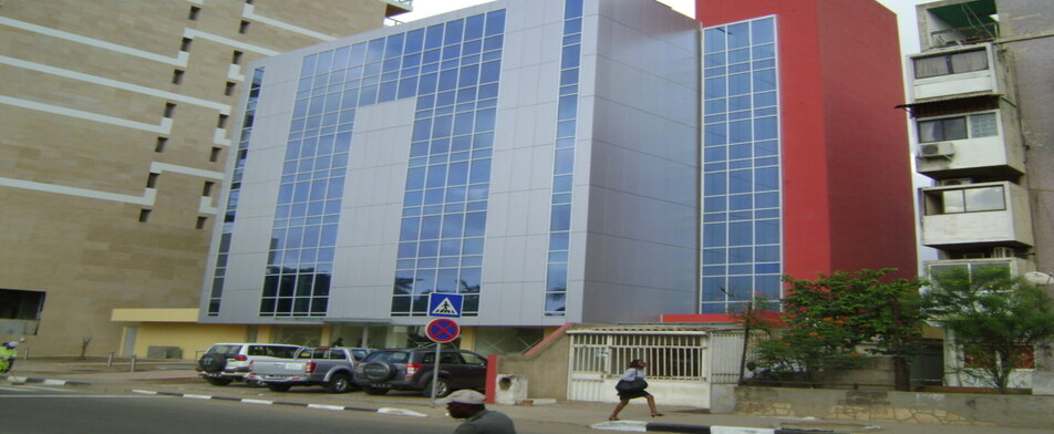 Fachada em vidro e alumínio — Edifício OMA
