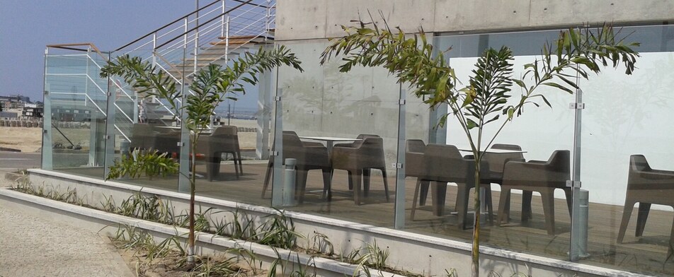 Guardas e terraços em vidro e inox